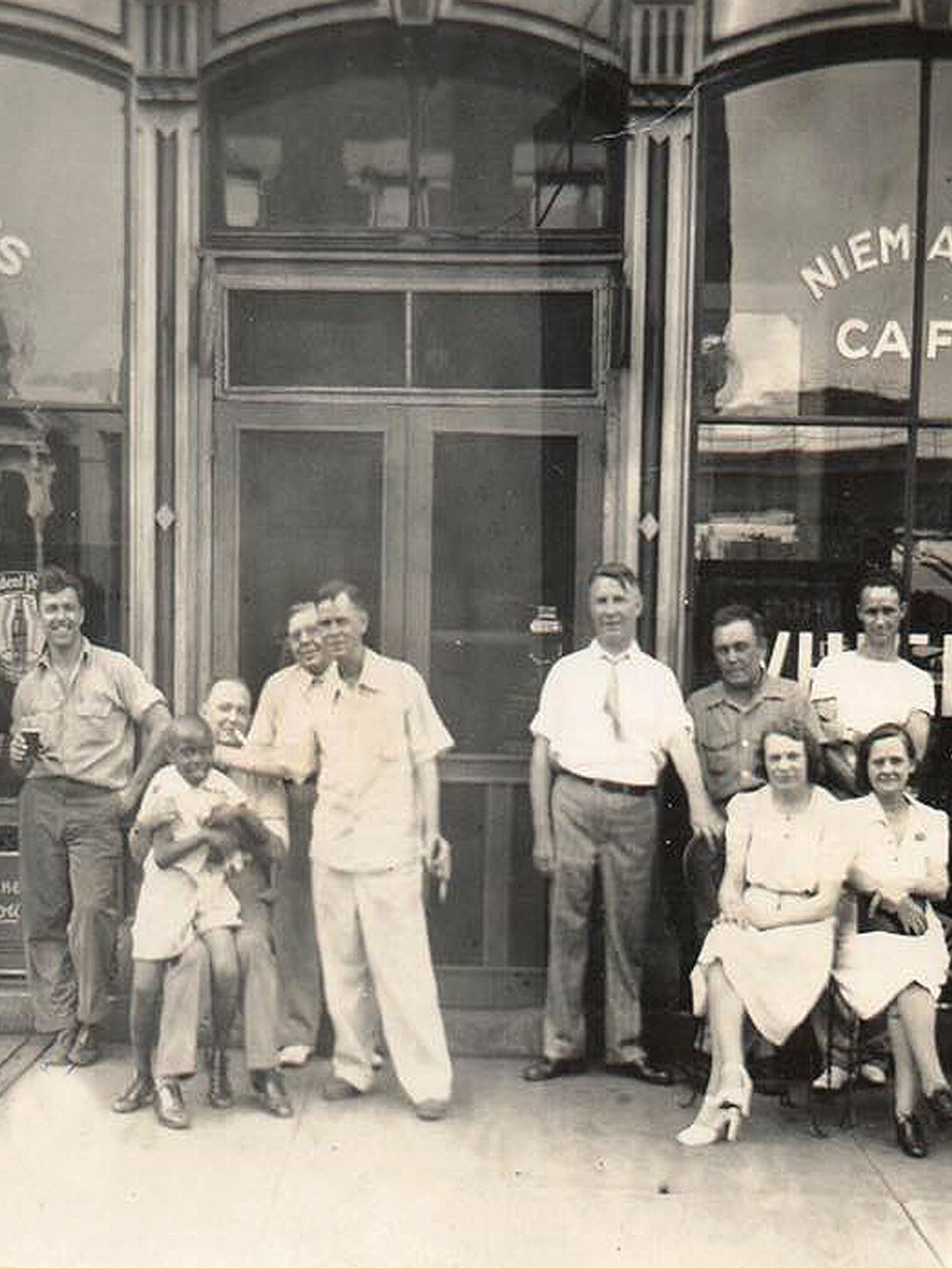 Harry Nieman's Cafe, 1601 Holman Street (1910)